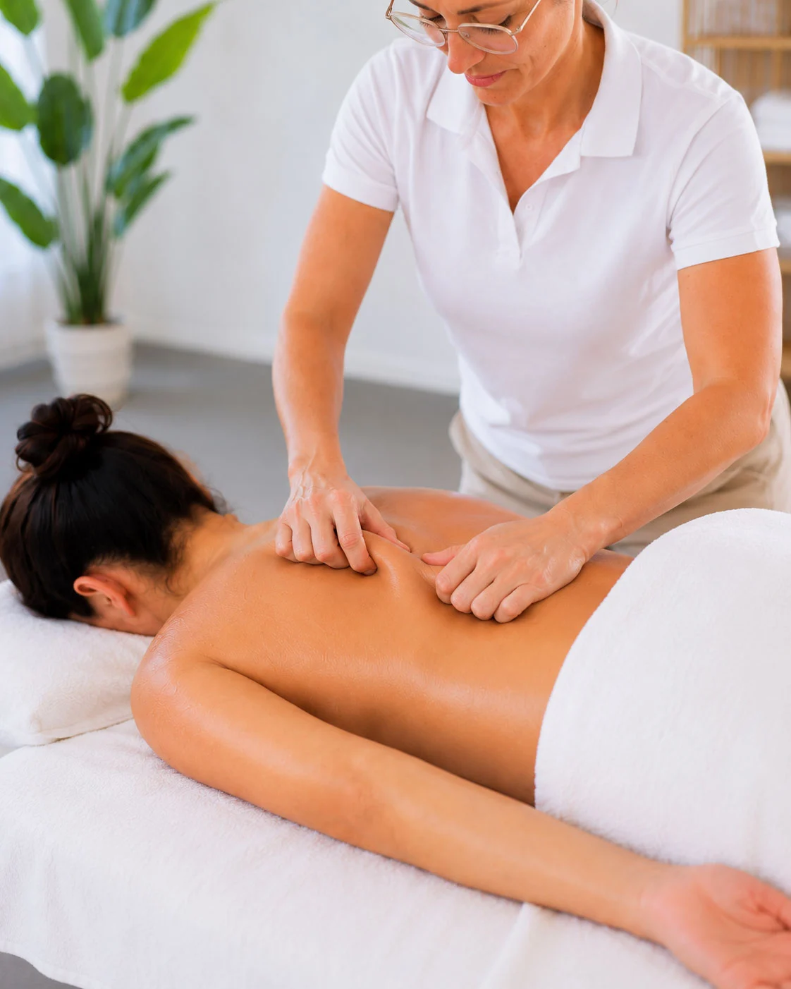 Bindegewebsmassage am Rücken im Massage Zentrum Altstetten, Brunaupark